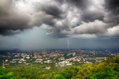 Clounds de la tormenta sobre la ciudad foto de archivo libre de regalías Clounds de la tormenta sobre la ciudad foto de archivo libre de regalías