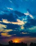 Clounds na zmierzchu połysku w oslabień sunrays ilustracja wektor Clounds na zmierzchu połysku w oslabień sunrays ilustracja wektor