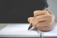 Clouse oben Ein Handstift, der auf Notizbuch schreibt stockfotografie Clouse oben Ein Handstift, der auf Notizbuch schreibt stockfotografie