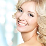 Clouseupgezicht van mooie vrouw met wit haar royalty-vrije stock fotografie Clouseupgezicht van mooie vrouw met wit haar royalty-vrije stock fotografie