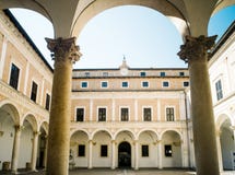 Cloître du palais ducal d'Urbino photographie stock Cloître du palais ducal d'Urbino photographie stock