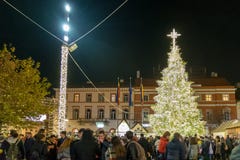CLUJ-NAPOCA, РУМЫНИЯ - 23-ЬЕ НОЯБРЯ 2018: Рождественская ярмарка в квадрате Unirii, Трансильвания, Румыния стоковое изображение rf CLUJ-NAPOCA, РУМЫНИЯ - 23-ЬЕ НОЯБРЯ 2018: Рождественская ярмарка в квадрате Unirii, Трансильвания, Румыния стоковое изображение rf