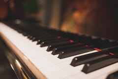 Clé classique de piano en atmosphère romantique Concept acoustique d'instrument de musique Images libres de droits Clé classique de piano en atmosphère romantique Concept acoustique d'instrument de musique Images libres de droits