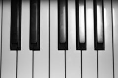 Clés sur le piano grand de bébé images stock Clés sur le piano grand de bébé images stock