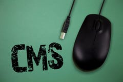 CMS des textes d'écriture de Word Concept d'affaires pour Manages la création et la réforme de l'application logiciel du contenu image libre de droits CMS des textes d'écriture de Word Concept d'affaires pour Manages la création et la réforme de l'application logiciel du contenu image libre de droits