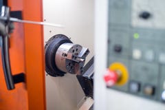 Cnc-Drehbank im Herstellungsverfahren lizenzfreie stockfotos Cnc-Drehbank im Herstellungsverfahren lizenzfreie stockfotos