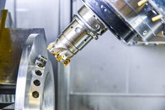 CNC router i kręcenie metal z tnącym narzędziem i dośrodkowania narzędziem Pojęcie zaawansowany technicznie przerób obrazy royalty free CNC router i kręcenie metal z tnącym narzędziem i dośrodkowania narzędziem Pojęcie zaawansowany technicznie przerób obrazy royalty free