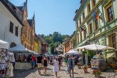 Cobble le vie di pietra di vecchi sighisoara e mercato di strada della città immagine stock libera da diritti Cobble le vie di pietra di vecchi sighisoara e mercato di strada della città immagine stock libera da diritti