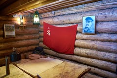 Cobertizo soviético de la guerrilla durante la Segunda Guerra Mundial imágenes de archivo libres de regalías Cobertizo soviético de la guerrilla durante la Segunda Guerra Mundial imágenes de archivo libres de regalías