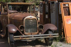 Coche antiguo y bombas de gas foto de archivo Coche antiguo y bombas de gas foto de archivo