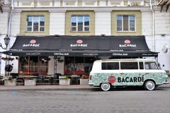 Coche de Adversiting/mini furgoneta, con un patrocinador de Bacardi Localizado delante de un club llamó Bacardi barra central fotos de archivo libres de regalías Coche de Adversiting/mini furgoneta, con un patrocinador de Bacardi Localizado delante de un club llamó Bacardi barra central fotos de archivo libres de regalías