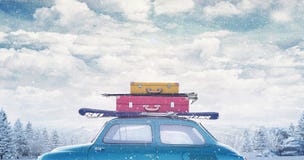 Coche del invierno con equipaje en el tejado listo para las vacaciones de verano fotografía de archivo libre de regalías Coche del invierno con equipaje en el tejado listo para las vacaciones de verano fotografía de archivo libre de regalías