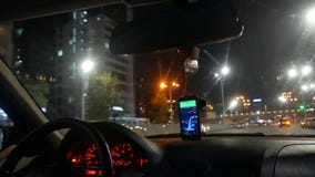 Coche del taxi de la ciudad de la noche Coche del taxi de la ciudad de la noche