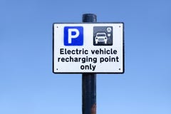 Coche del vehículo eléctrico que recarga la muestra del punto fotografía de archivo Coche del vehículo eléctrico que recarga la muestra del punto fotografía de archivo