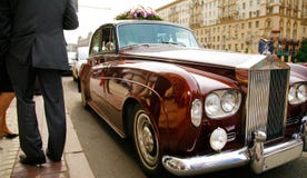 Coche del vintage en la boda en Moscú imágenes de archivo libres de regalías Coche del vintage en la boda en Moscú imágenes de archivo libres de regalías