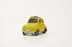 Coche plástico amarillo viejo y divertido imágenes de archivo libres de regalías Coche plástico amarillo viejo y divertido imágenes de archivo libres de regalías