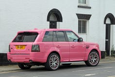Coche rosado de range rover imagen de archivo Coche rosado de range rover imagen de archivo