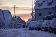 Coches nevados de Stavanger Noruega en la salida del sol foto de archivo Coches nevados de Stavanger Noruega en la salida del sol foto de archivo