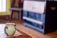 Cociendo la taza al vapor de café en taza del pájaro con un calentador de la cabina del propano del vintage/del gas natural en el foto de archivo Cociendo la taza al vapor de café en taza del pájaro con un calentador de la cabina del propano del vintage/del gas natural en el foto de archivo