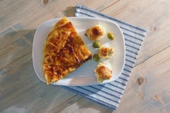 Cocina balcánica Burek con el queso, plato nacional Endecha plana Fondo rústico blanco imagenes de archivo Cocina balcánica Burek con el queso, plato nacional Endecha plana Fondo rústico blanco imagenes de archivo