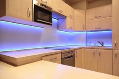 Cocina de lujo moderna con la iluminación púrpura del LED fotos de archivo Cocina de lujo moderna con la iluminación púrpura del LED fotos de archivo