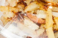 Cocinando las patatas fritas en casa como bocado rápido imágenes de archivo libres de regalías Cocinando las patatas fritas en casa como bocado rápido imágenes de archivo libres de regalías