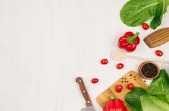 Cocinar la ensalada fresca de la primavera de verduras verdes y rojas, especias en el fondo de madera blanco, frontera, visión su foto de archivo Cocinar la ensalada fresca de la primavera de verduras verdes y rojas, especias en el fondo de madera blanco, frontera, visión su foto de archivo