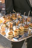 Cocinero que corta el jamón curado en un acontecimiento al aire libre fotografía de archivo Cocinero que corta el jamón curado en un acontecimiento al aire libre fotografía de archivo