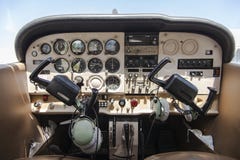 Cockpit van een cessnakardinaal royalty-vrije stock foto Cockpit van een cessnakardinaal royalty-vrije stock foto