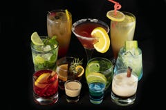 Cocktail alcoólicos da mistura junto com o fundo preto isolado imagem de stock Cocktail alcoólicos da mistura junto com o fundo preto isolado imagem de stock