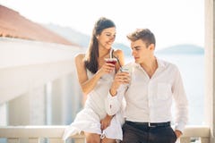 Cocktail bebendo dos pares atrativos, apreciando férias de verão Sorriso, atraído entre si Flertar e sedução fotografia de stock Cocktail bebendo dos pares atrativos, apreciando férias de verão Sorriso, atraído entre si Flertar e sedução fotografia de stock