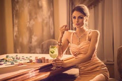 Cocktail bevente della ragazza in casinò fotografia stock libera da diritti Cocktail bevente della ragazza in casinò fotografia stock libera da diritti