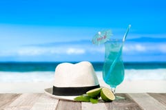 Cocktail bleu régénérateur sur la table de plage Vacances au paradis photos stock Cocktail bleu régénérateur sur la table de plage Vacances au paradis photos stock