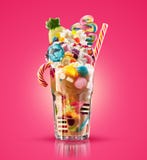 Cocktail coloré et de fête avec des bonbons, sucrerie, gelée Choix coloré de différents bonbons et festins à childs dans le cacao photos libres de droits Cocktail coloré et de fête avec des bonbons, sucrerie, gelée Choix coloré de différents bonbons et festins à childs dans le cacao photos libres de droits