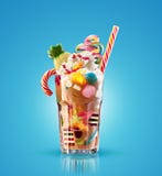 Cocktail coloré et de fête avec des bonbons, sucrerie, gelée Choix coloré de différents bonbons et festins à childs dans le cacao photo libre de droits Cocktail coloré et de fête avec des bonbons, sucrerie, gelée Choix coloré de différents bonbons et festins à childs dans le cacao photo libre de droits