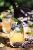 Cocktail de lavande et de glace de myrtilles, été Limonade photo stock Cocktail de lavande et de glace de myrtilles, été Limonade photo stock