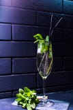 Cocktail gegen die schwarze Backsteinmauer stockfotografie Cocktail gegen die schwarze Backsteinmauer stockfotografie