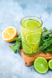 Cocktail jaune et vert avec la vue supérieure de chaux, de citron et de fraise Fond pour une carte d'invitation ou une félicitati photo libre de droits Cocktail jaune et vert avec la vue supérieure de chaux, de citron et de fraise Fond pour une carte d'invitation ou une félicitati photo libre de droits