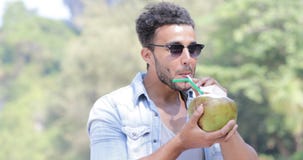 Cocktail latino-americano sobre palmeiras, latim novo de sorriso feliz Guy Tourist do coco da bebida do homem video estoque Cocktail latino-americano sobre palmeiras, latim novo de sorriso feliz Guy Tourist do coco da bebida do homem video estoque