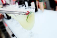 Cocktail met kalk op de barteller royalty-vrije stock foto Cocktail met kalk op de barteller royalty-vrije stock foto
