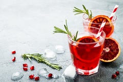 Cocktail rosso con l'arancia sanguinella ed il melograno Bevanda di rinfresco di estate Aperitivo di festa per la festa di Natale immagine stock libera da diritti Cocktail rosso con l'arancia sanguinella ed il melograno Bevanda di rinfresco di estate Aperitivo di festa per la festa di Natale immagine stock libera da diritti