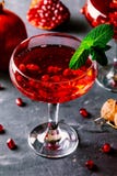 Cocktail rouge avec des graines de champagne et de grenade images libres de droits Cocktail rouge avec des graines de champagne et de grenade images libres de droits