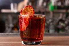 Cocktail rouge nouvellement fabriqué avec une tranche de citron image stock Cocktail rouge nouvellement fabriqué avec une tranche de citron image stock