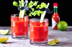 Cocktail tradizionale di bloody mary con il bastone di sedano, la calce ed il sale rosa immagini stock libere da diritti Cocktail tradizionale di bloody mary con il bastone di sedano, la calce ed il sale rosa immagini stock libere da diritti