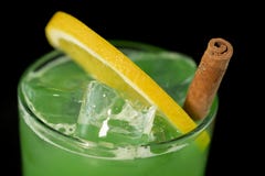 Cocktail vert avec la cale verte de jus, d'alcool et de chaux photographie stock Cocktail vert avec la cale verte de jus, d'alcool et de chaux photographie stock