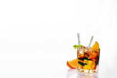 Cocktails colorés garnis, boisson alcoolisée et cocktail en verres élégants sur le blanc Photographie stock libre de droits Cocktails colorés garnis, boisson alcoolisée et cocktail en verres élégants sur le blanc Photographie stock libre de droits