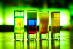 Cocktails multicolores de barre de cocktail en verres en verre photographie stock libre de droits Cocktails multicolores de barre de cocktail en verres en verre photographie stock libre de droits