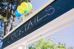 Cocktails op een schoolbordbanner die worden geschreven royalty-vrije stock afbeelding Cocktails op een schoolbordbanner die worden geschreven royalty-vrije stock afbeelding