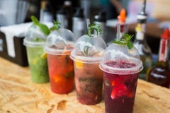 Cocktails sans alcool exotiques créatifs dans la barre de boîte de nuit Photo libre de droits Cocktails sans alcool exotiques créatifs dans la barre de boîte de nuit Photo libre de droits