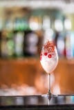 Cocktails toniques de genièvre en verre de vin avec le piment sur le compteur de barre dans le chiot ou le restaurant photo stock Cocktails toniques de genièvre en verre de vin avec le piment sur le compteur de barre dans le chiot ou le restaurant photo stock